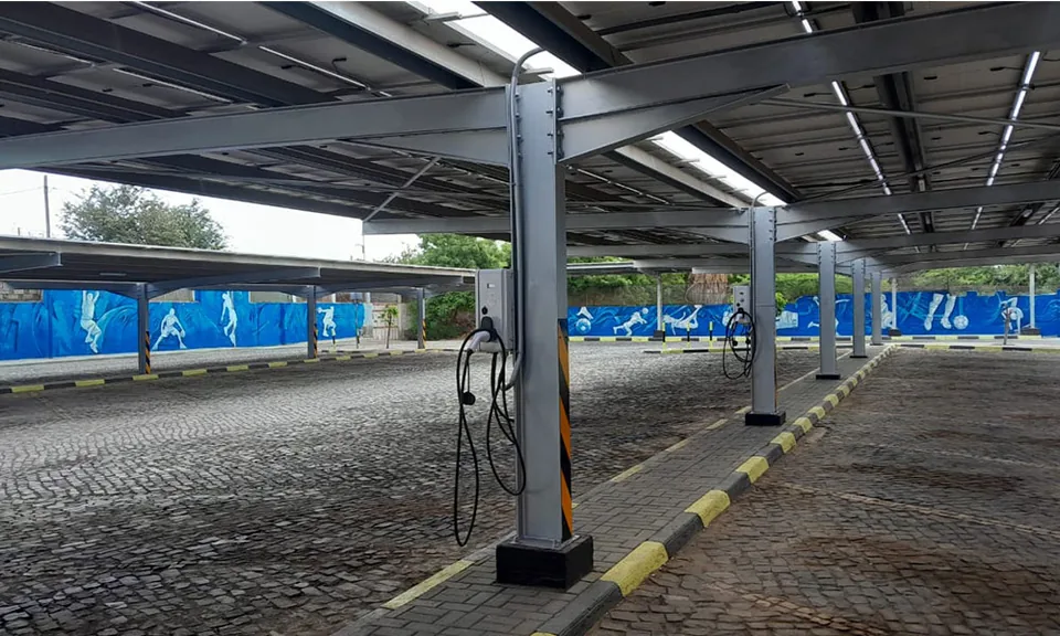 Estrutura metálica da cobertura fotovoltaica do estacionamento de Chã de Areia, com postos de carregamento elétrico