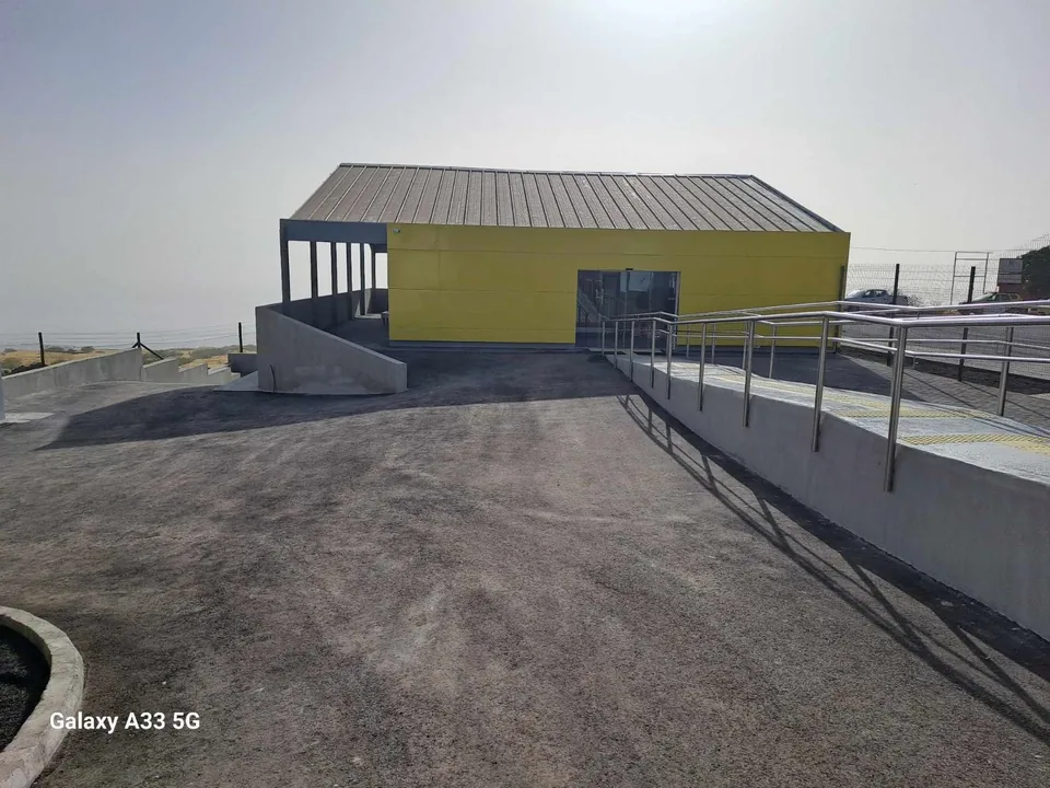 Pala e passadiço coberto de acesso ao terminal