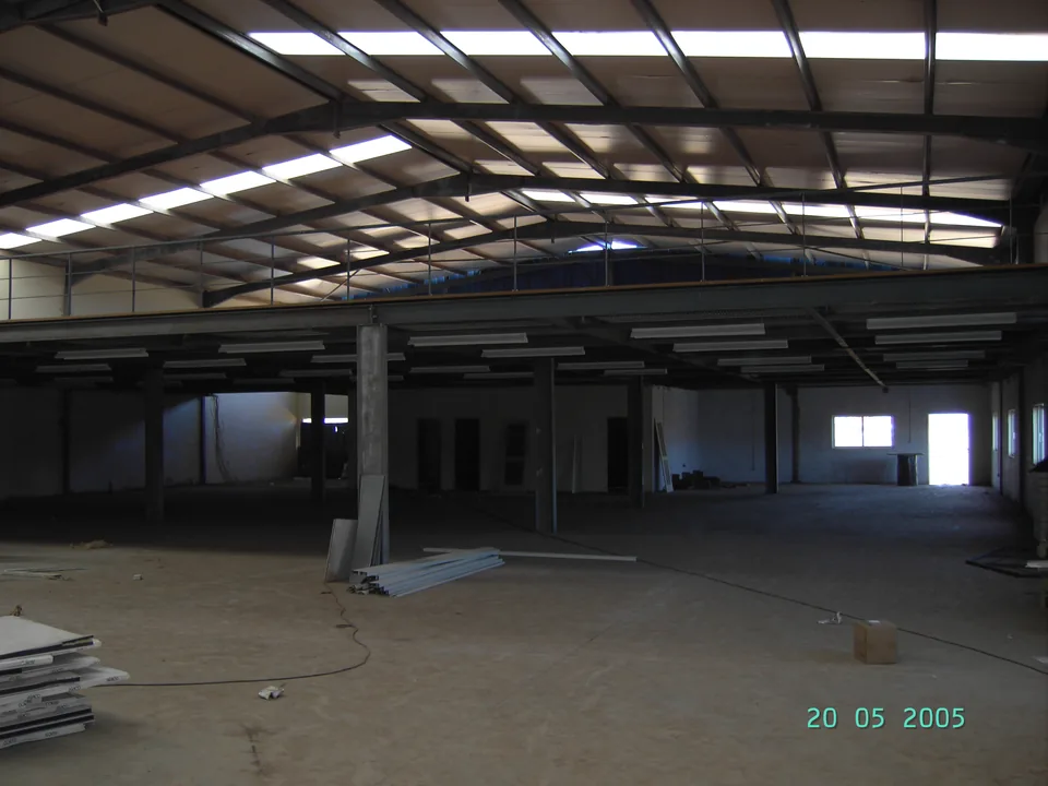 Nave do pavilhão com estrutura metálica da cobertura