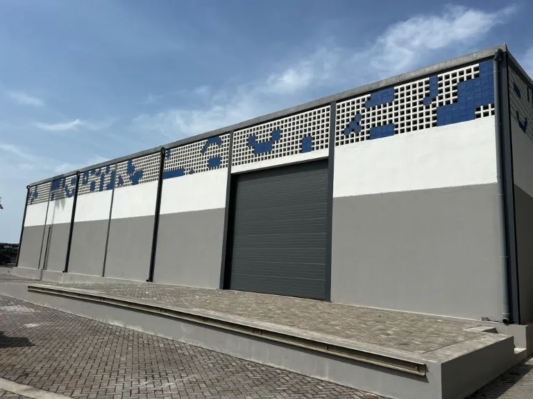 Fachada do pavilhão Enapor com cobogó decorativo, na ilha do Fogo
