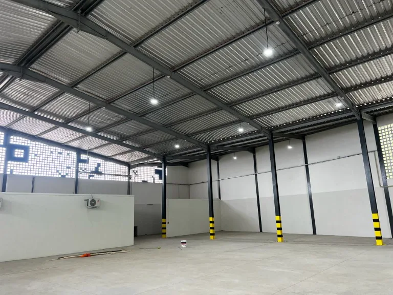 Estrutura metálica interior do pavilhão Enapor — pilares e cobertura