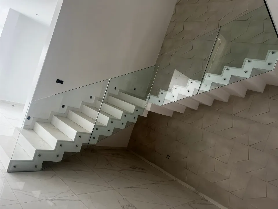 Guarda de vidro fixada com botões inox