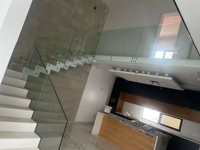 Escada interior com guarda em vidro temperado
