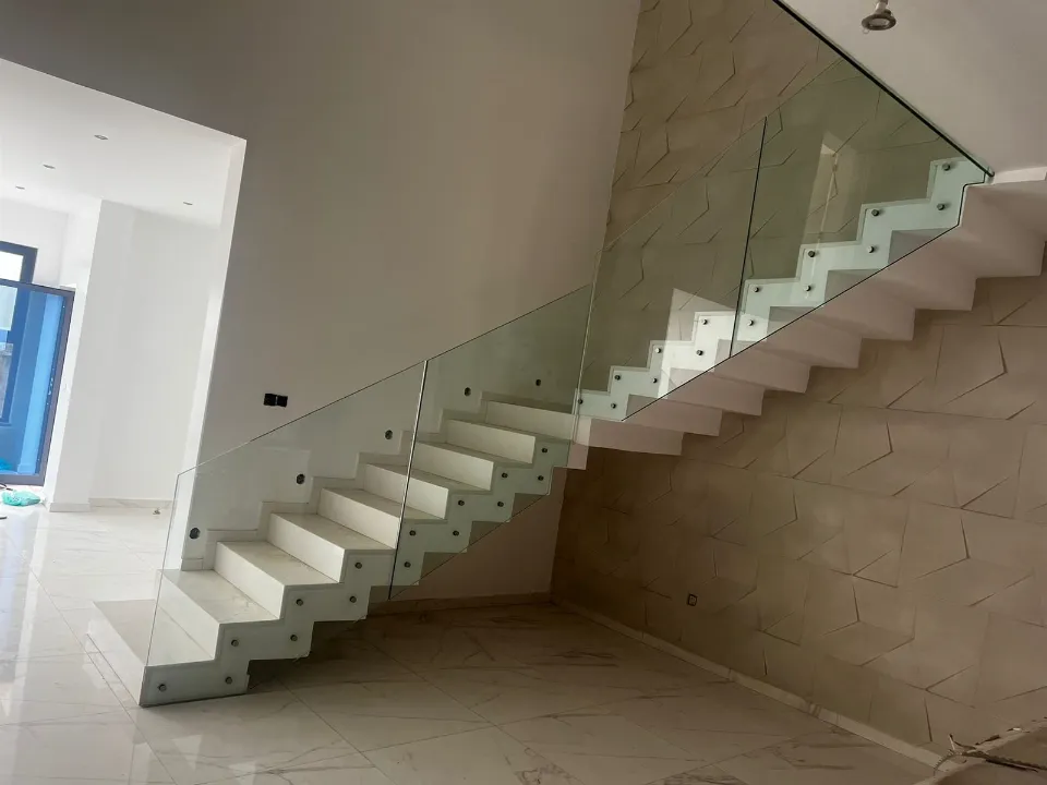 Escada interior com guarda em vidro temperado