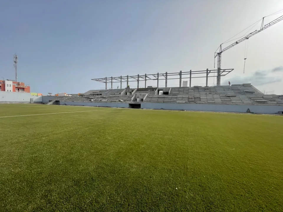 Bancada do Estádio 5 de Julho com a estrutura metálica da cobertura