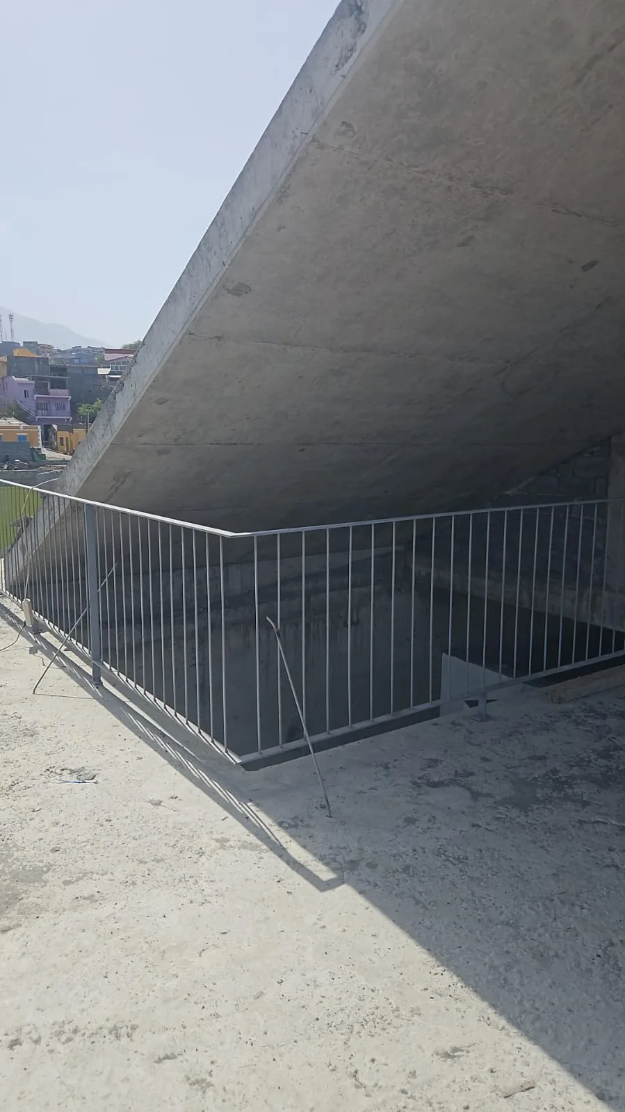 Guarda-corpos metálicos sob a bancada do estádio