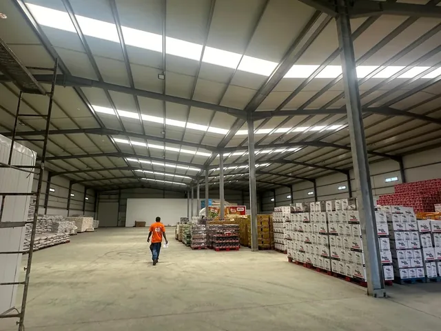 Interior do pavilhão Importex — estrutura metálica e lanternim