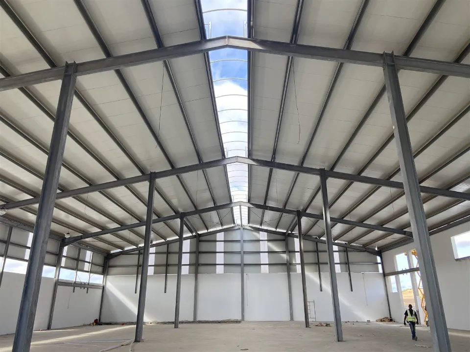 Interior do pavilhão Importex — estrutura metálica e lanternim
