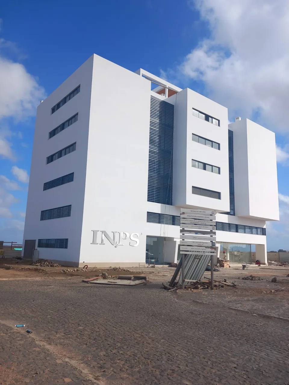 Edifício INPS em fase final de obra