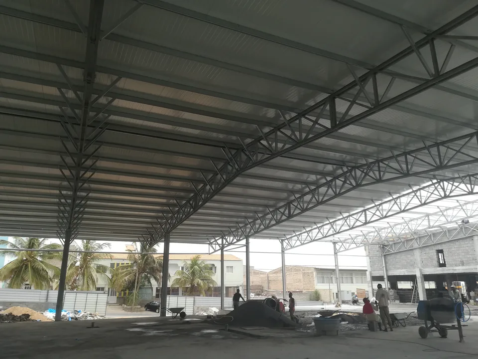 Interior da Iogurel — estrutura metálica da cobertura