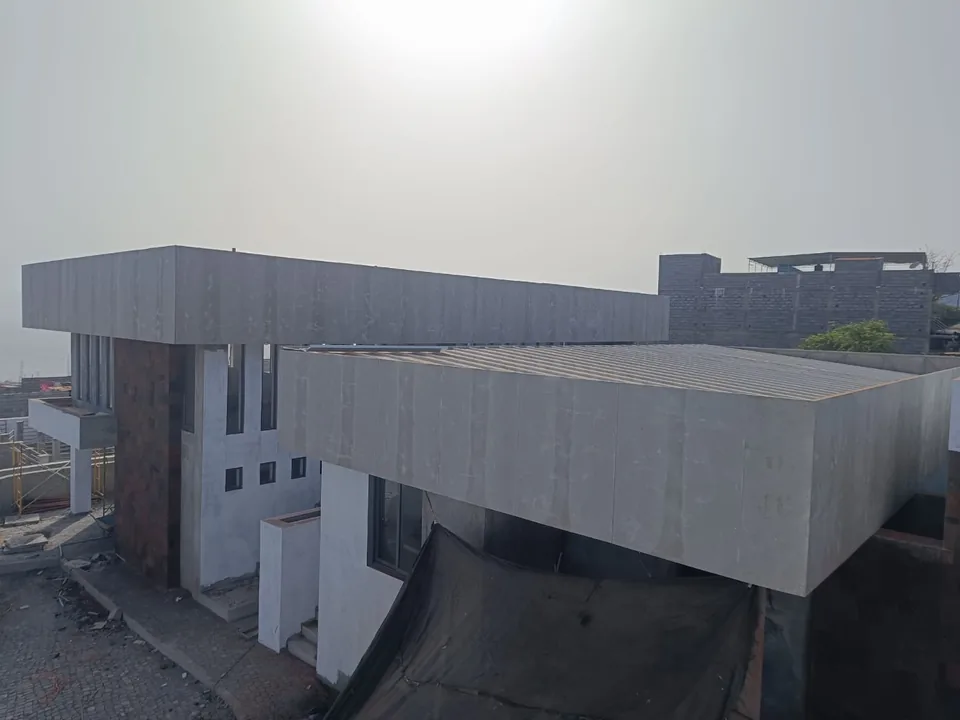 Matadouro Municipal do Fogo — volume em consola sobre a fachada