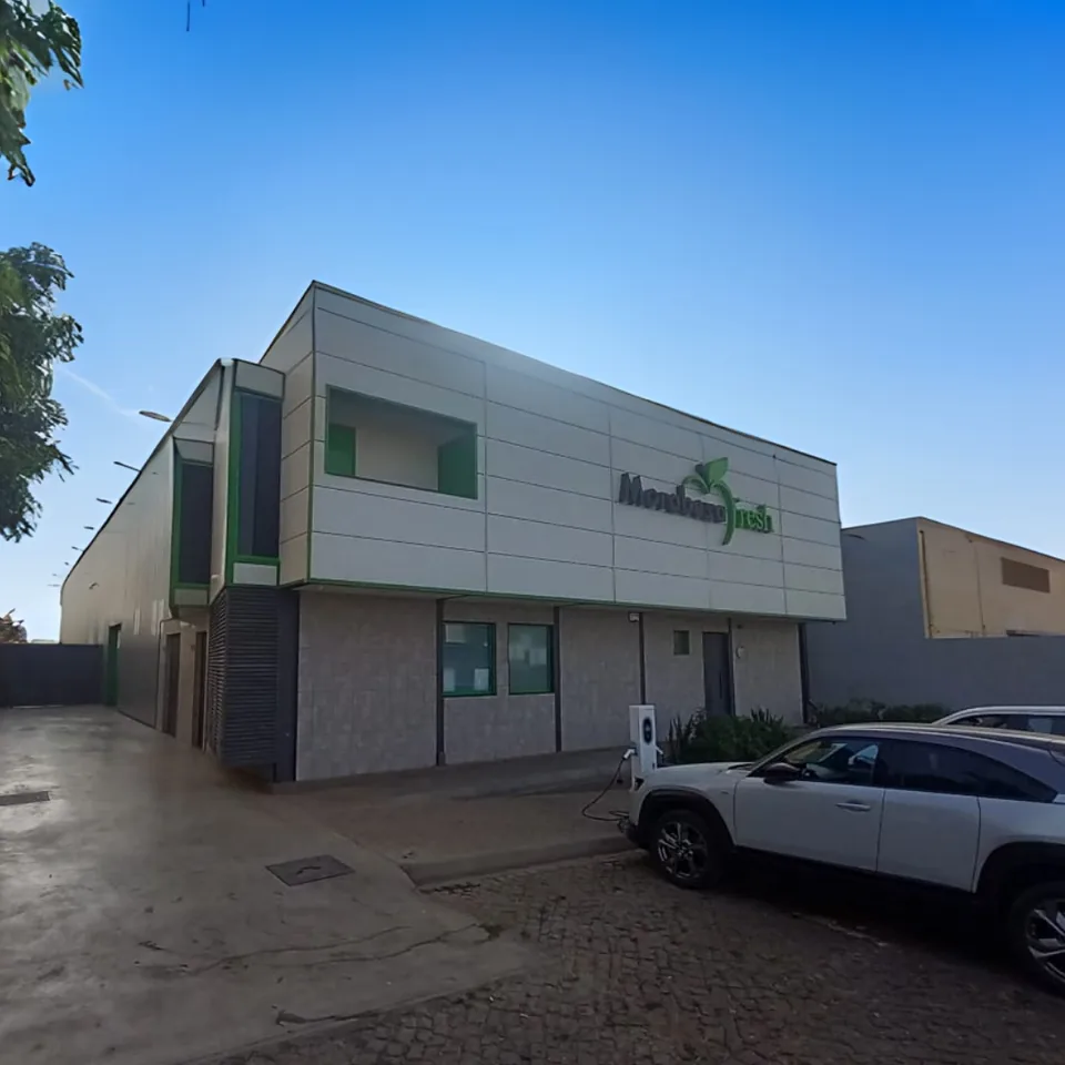 Fachada do pavilhão Morabeza Fresh com o logótipo da empresa