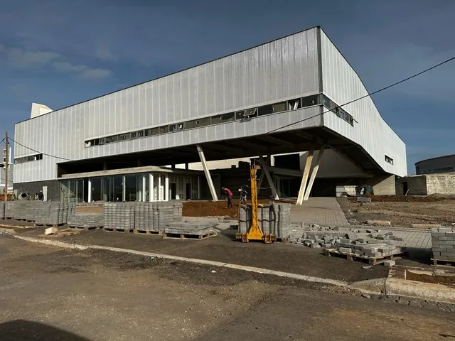 Conference Center da NOSi — fachada metálica em consola sobre o piso térreo