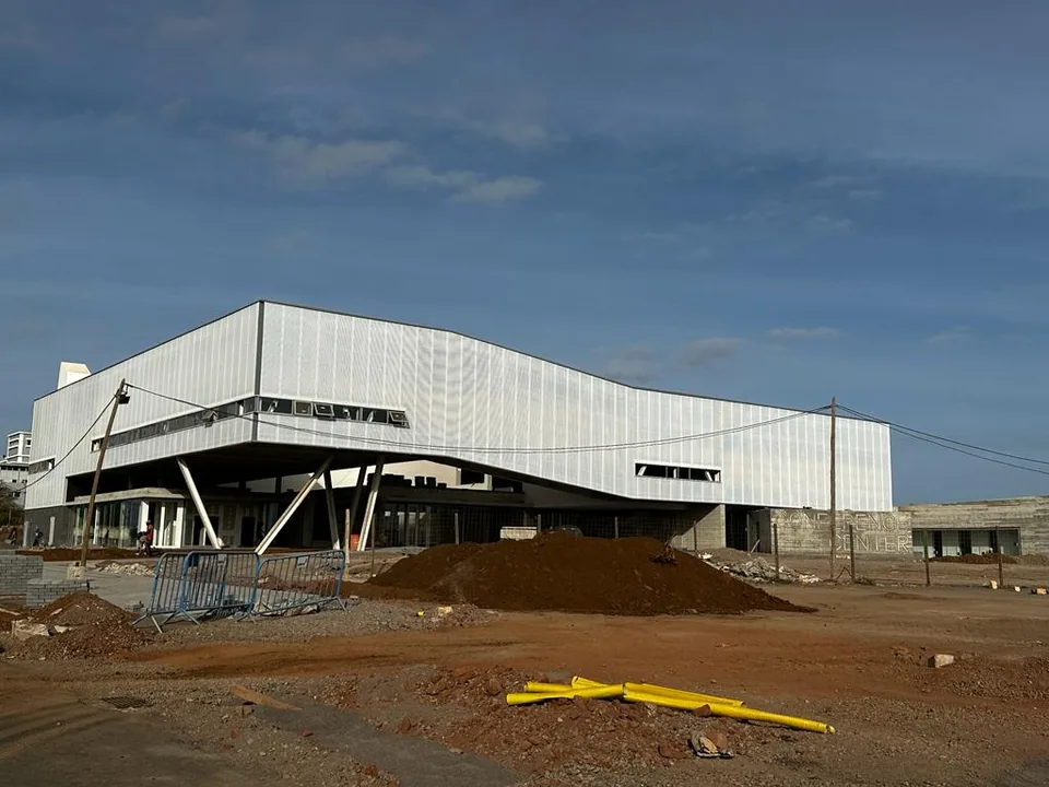 Conference Center da NOSi — cobertura ondulada em chapa metálica