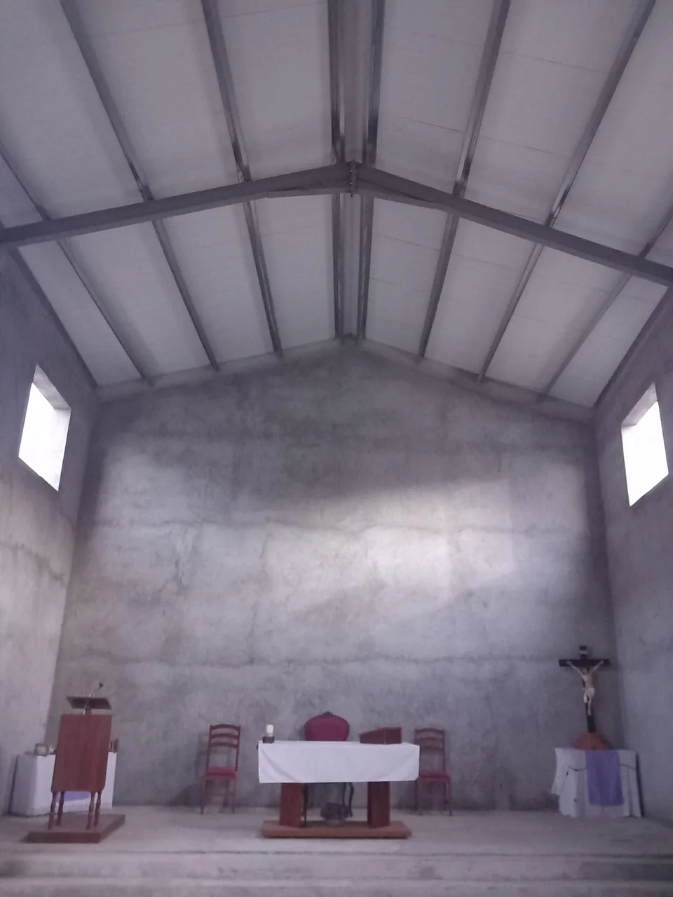 Nave da igreja com a nova estrutura metálica da cobertura