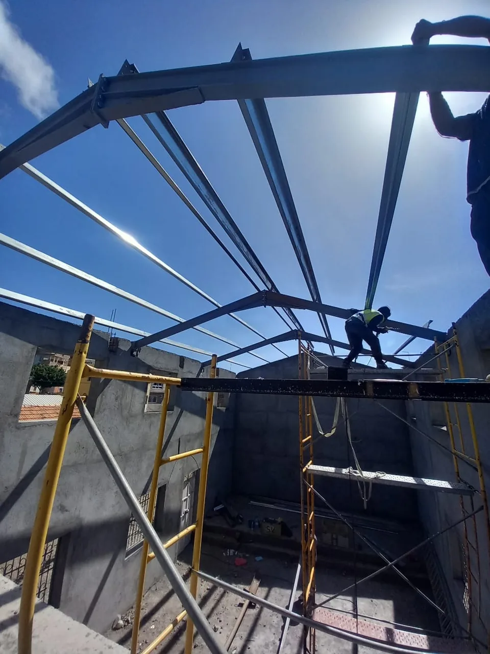 Montagem da estrutura metálica da cobertura da igreja
