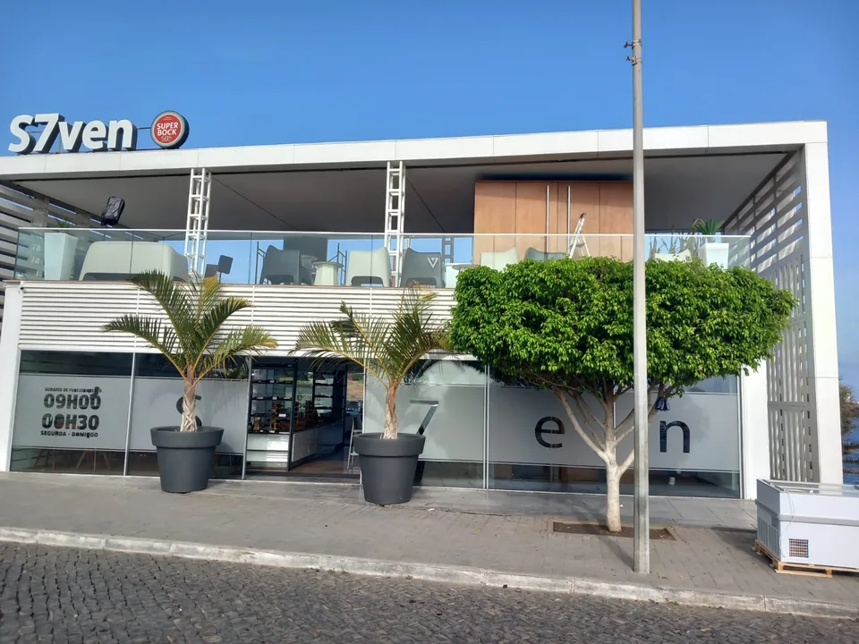 Edifício Seven — pórtico metálico da fachada
