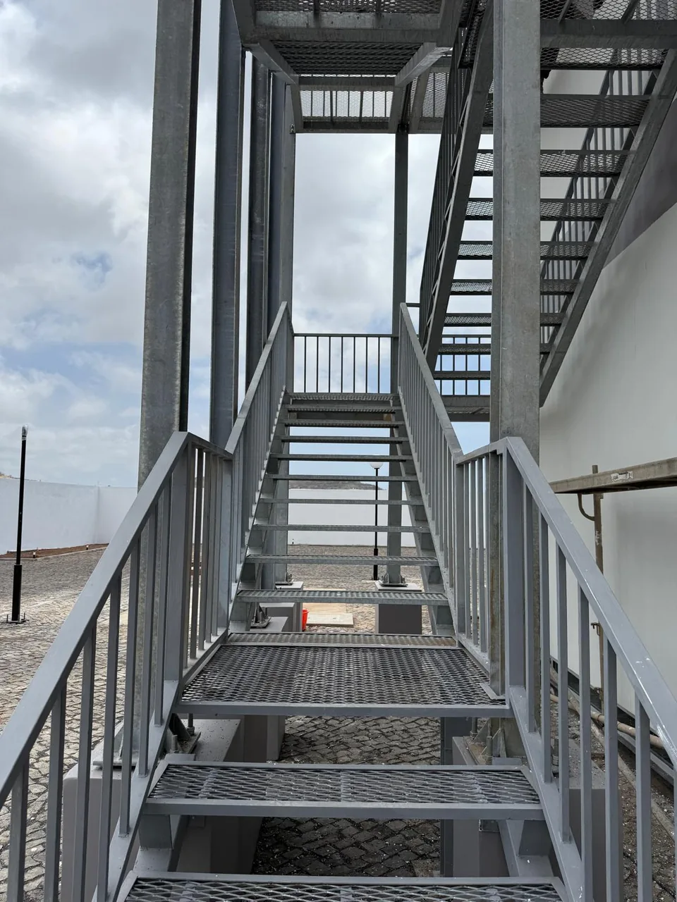 Lanços galvanizados da escada de emergência